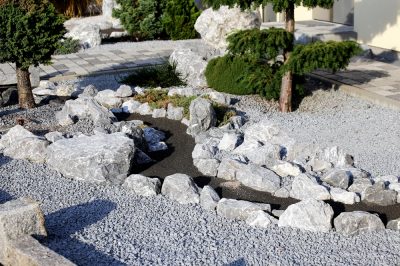 Crea una cama de piedra en el patio delantero